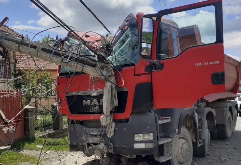 Accident grav în Argeş. Un şofer de camion a făcut AVC în timp ce conducea. Maşina a spulberat totul în cale