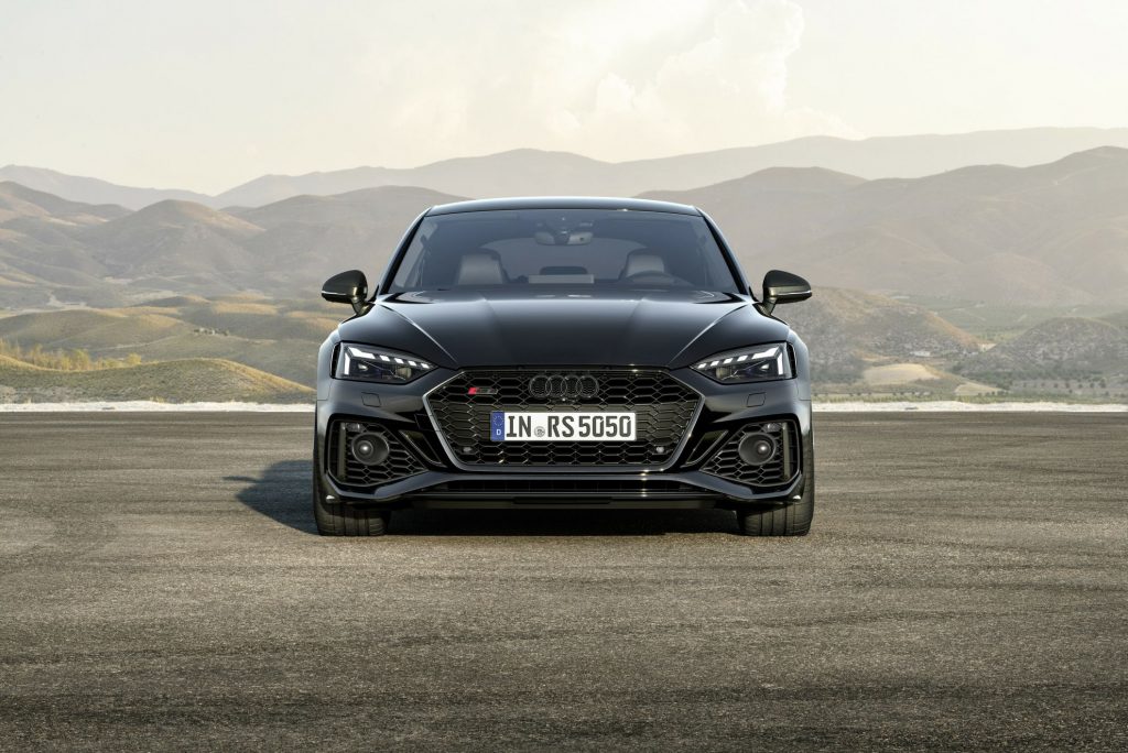 Audi RS4 Avant și Audi RS5 pot fi comandate cu noile pachete Competition și Competition Plus. Se introduce o nouă suspensie și crește viteza maximă