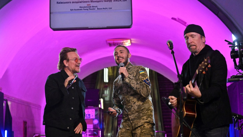 Bono, spectacol intr-o statie de metrou din Kiev