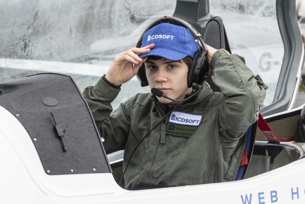 Cel mai tânăr pilot din lume a trecut la manșă la 7 ani. Provocarea care l-a convins să zboare în jurul lumii