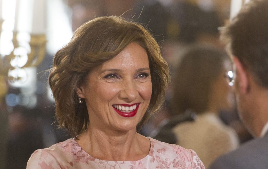 Cum a apărut Carmen Iohannis la festivitatea de absolvire. S-a fotografiat așa printre copii