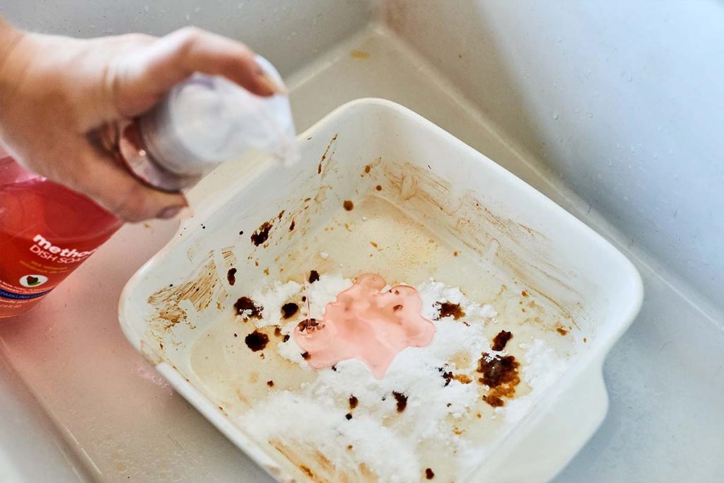 Cum îndepărtezi petele de pe caserole. Ingredientul din bucătărie care le face ca noi