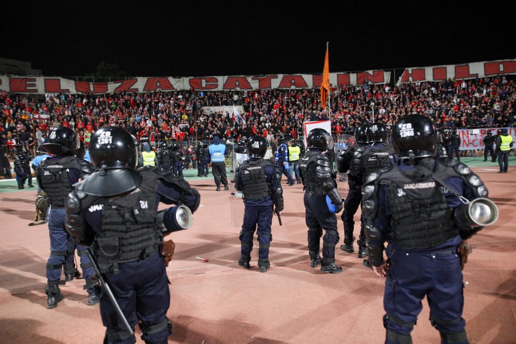 Tensiuni în „Ștefan cel Mare”, după ce Dinamo a retrogradat. Fanii au încercat să intre pe gazon să-i bată pe jucători – VIDEO de la finalul partidei