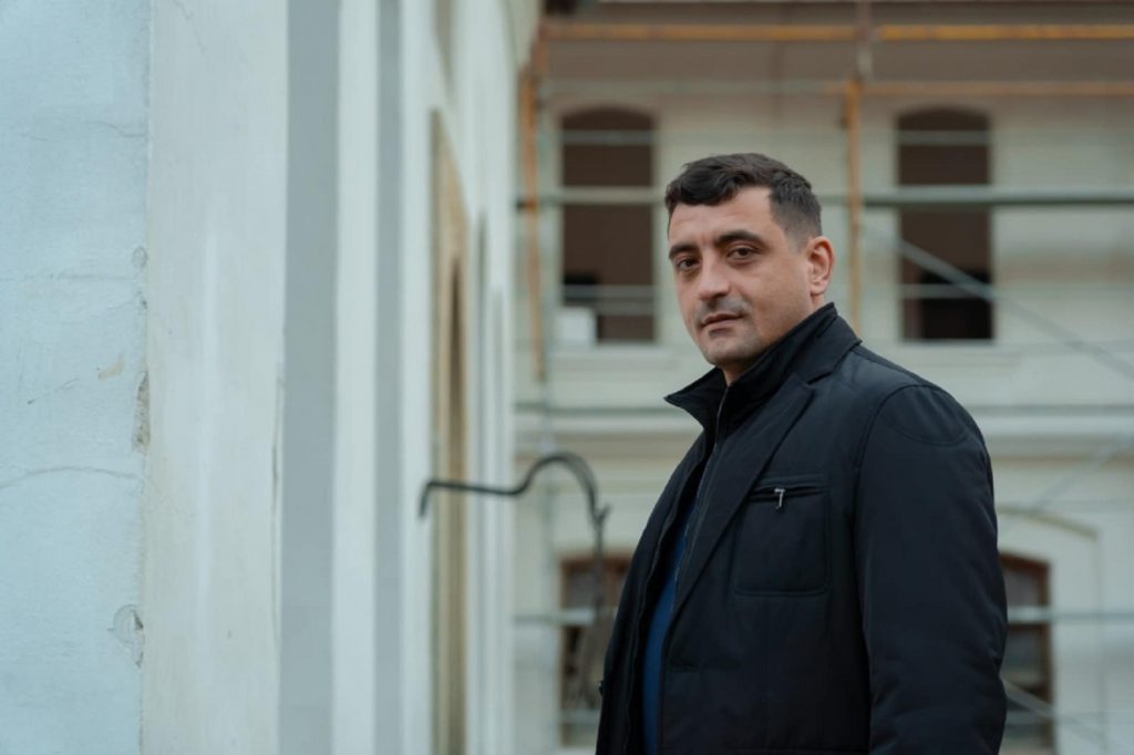 George Simion, împiedicat cu forța să intre în sediul Digi. A vrut să dea buzna peste Ministrul Energiei