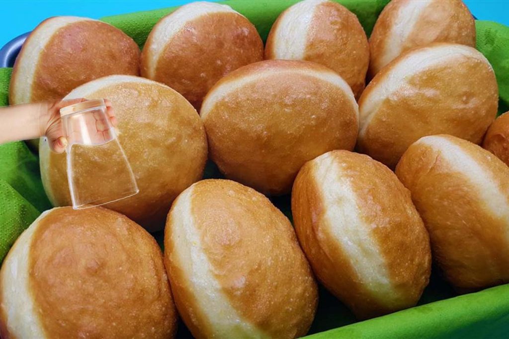 Gogoşi pufoase, reţeta tradiţională. Se decupează cu paharul, aşa cum făceau bunicile