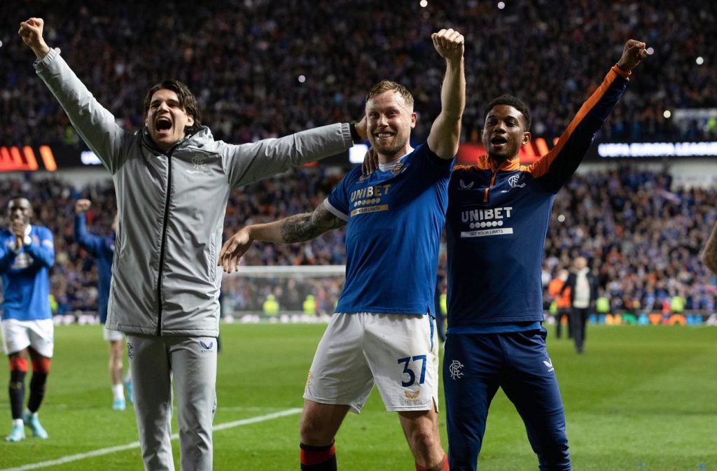 Ianis Hagi, în culmea fericirii după ce Glasgow Rangers s-a calificat în finala Europa League. Internaționalul român a cântat cu suporterii