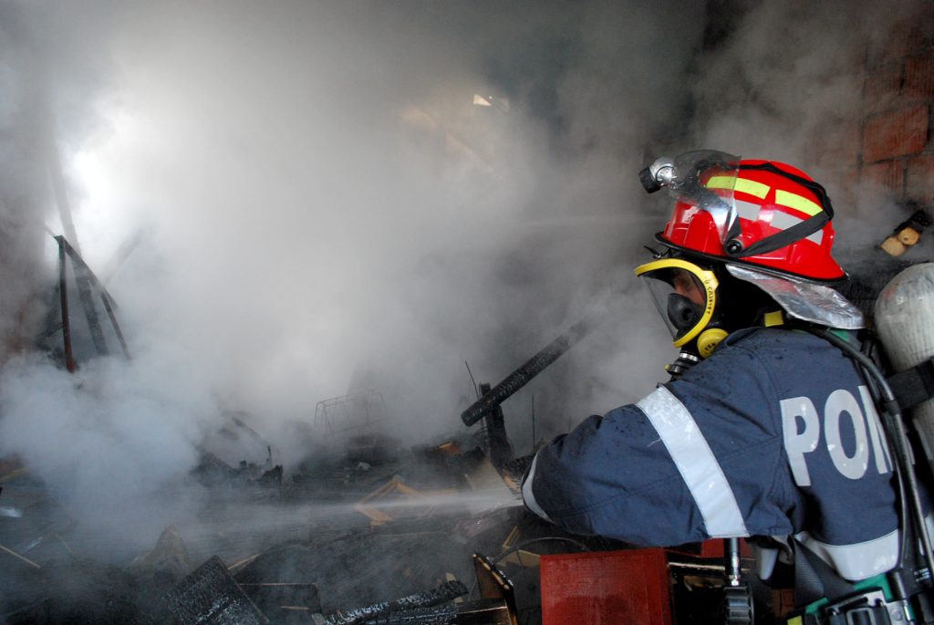 Incendiu de proporţii în Techirghiol. Un depozit de deşeuri a luat foc. Norul de fum, vizibil de la zeci de kilometri