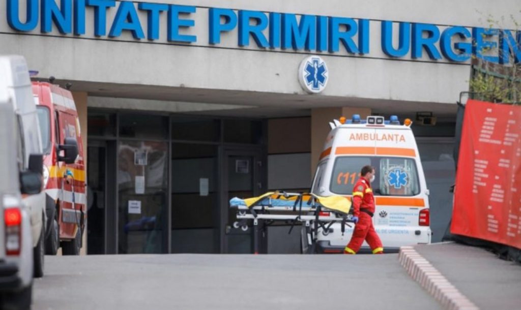 Incident tragic în Hunedoara. O femeie și-a scăpat copilul pe geam de la etajul 4