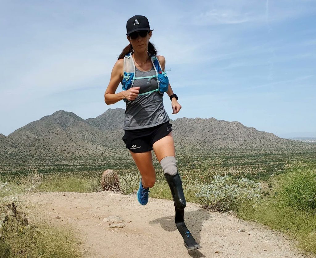 Lecție emoționantă de viață. La 20 de ani după ce i-a fost amputat piciorul stâng, din cauza unui cancer, a alergat 104 maratoane în 104 zile și a stabilit un record mondial