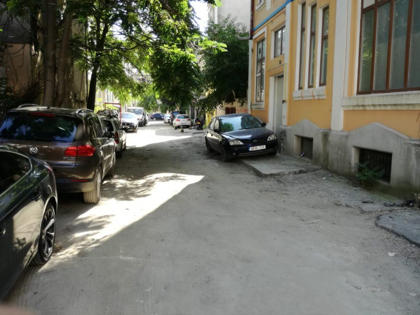 Strada din centrul Bucureştiului care nu a fost niciodată asfaltată. Cum e posibil aşa ceva