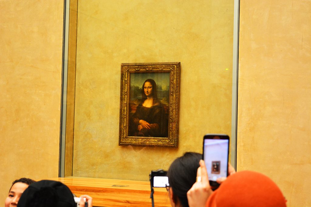 Tabloul Mona Lisa, vandalizat. Mesajul ciudat transmis de un bărbat costumat într-o bătrânică