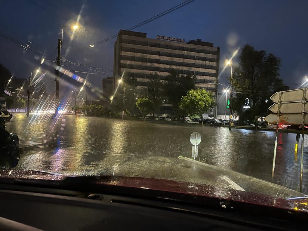 Străzi inundate în Craiova și grindină în județul Dolj