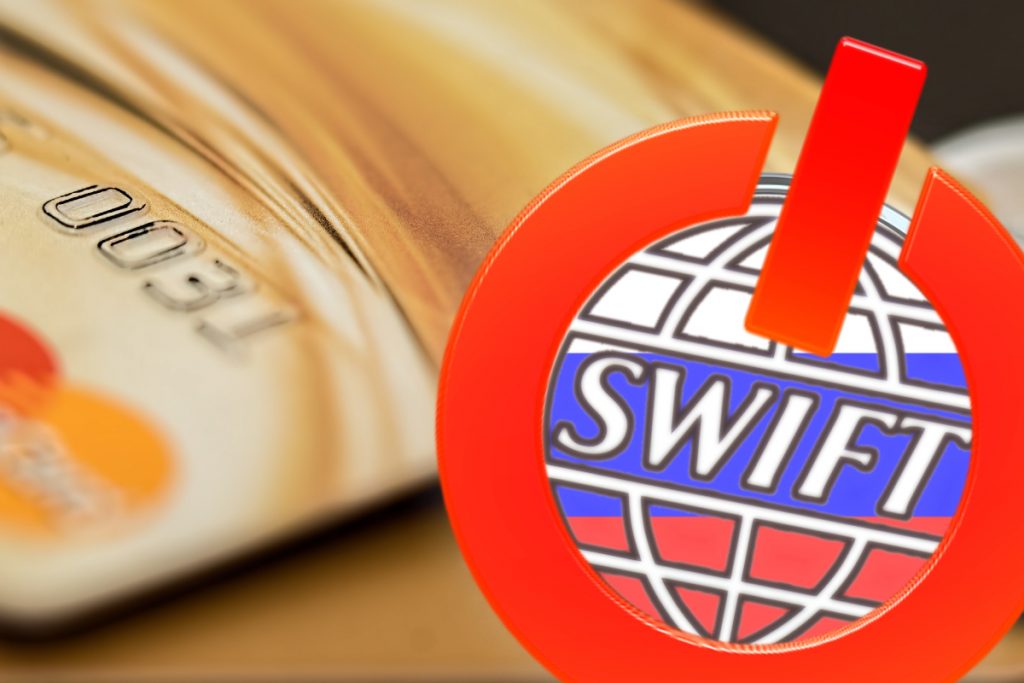 Cea mai mare bancă din Rusia va fi scoasă din sistemul SWIFT. „Lovim bănci care sunt critice pentru Putin”
