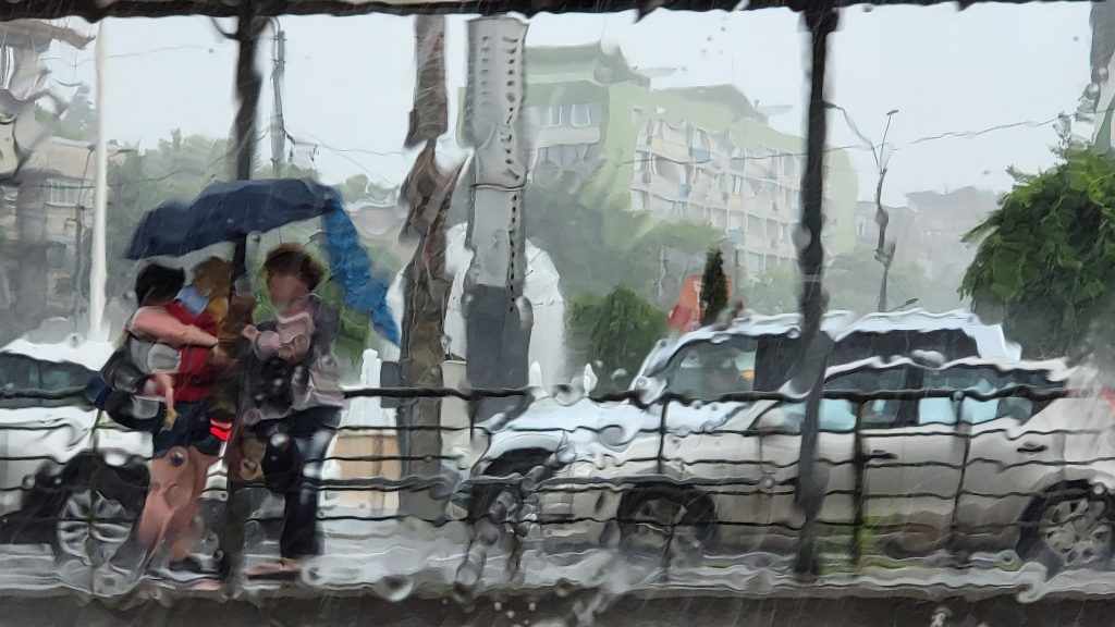 Rupere de nori în Bucureşti. Este cod roșu de vreme rea. Avertizare ANM de ultim moment
