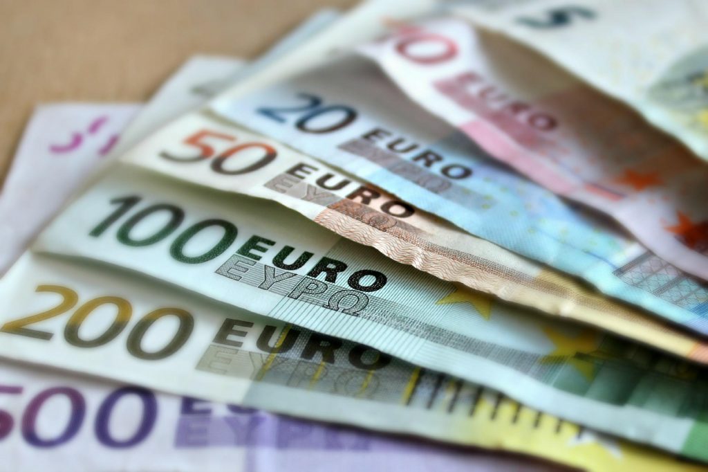 Curs valutar vineri, 27 mai 2022. Cotaţiile pentru Euro şi Dolar
