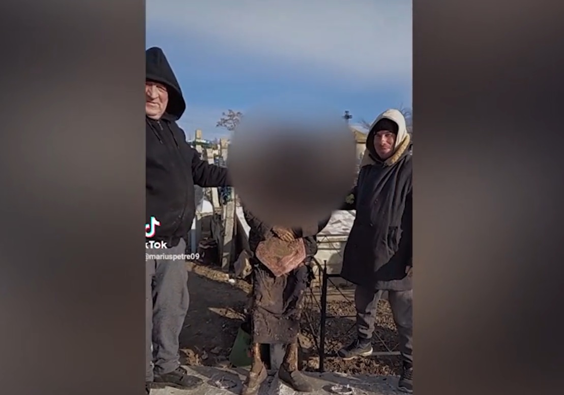 Doi gropari in Prahova, cercetati dupa ce s-au filmat dansand cu un schelet