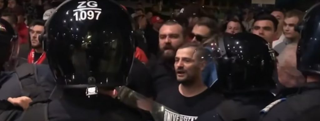 Scandal la Cluj, după ce Dinamo a pierdut primul meci de baraj. Fanii „câinilor” s-au bătut cu jandarmii și i-au amenințat pe jucători că le vor rupe picioarele
