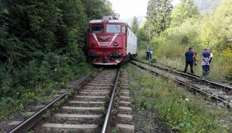 Accident pe calea ferată. Un tren a lovit o ambulanță SMURD în timp ce se afla în misiune