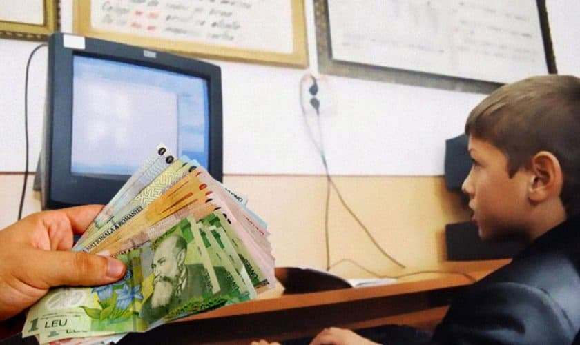 Se dau bani în plus pentru familiile cu copii. Propunerea vizează elevii de până la clasa a IV-a