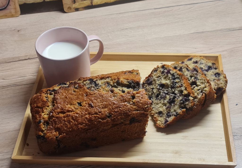 Banana bread cu tărâțe de ovăz și afine. O gustare savuroasă pentru micul dejun