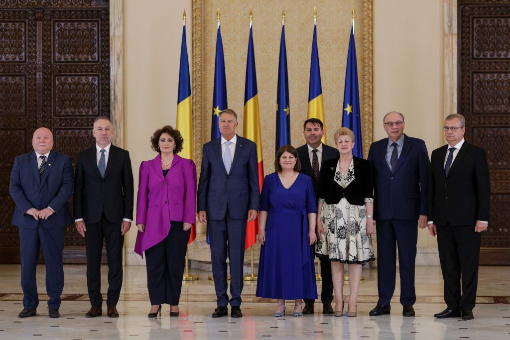 Cine este noul președinte al Curții Constituționale. Judecătorii CCR au depus astăzi jurământul în fața președintelui Iohannis