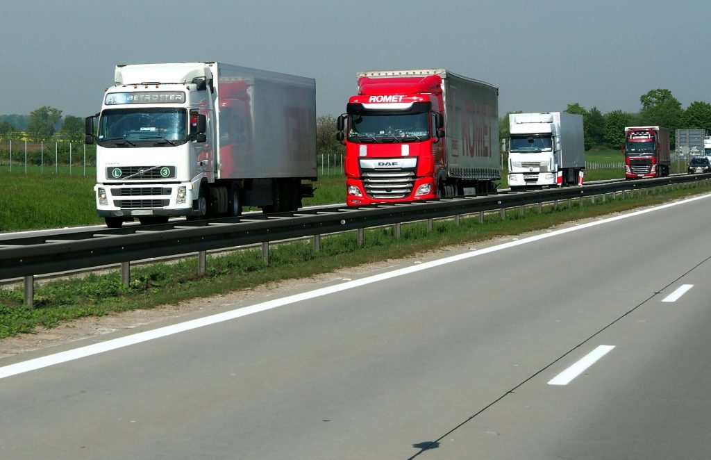 Comisia Europeană oferă ajutor României pentru sectorul transportului rutier. Suma primită pentru sprijinirea întreprinderilor