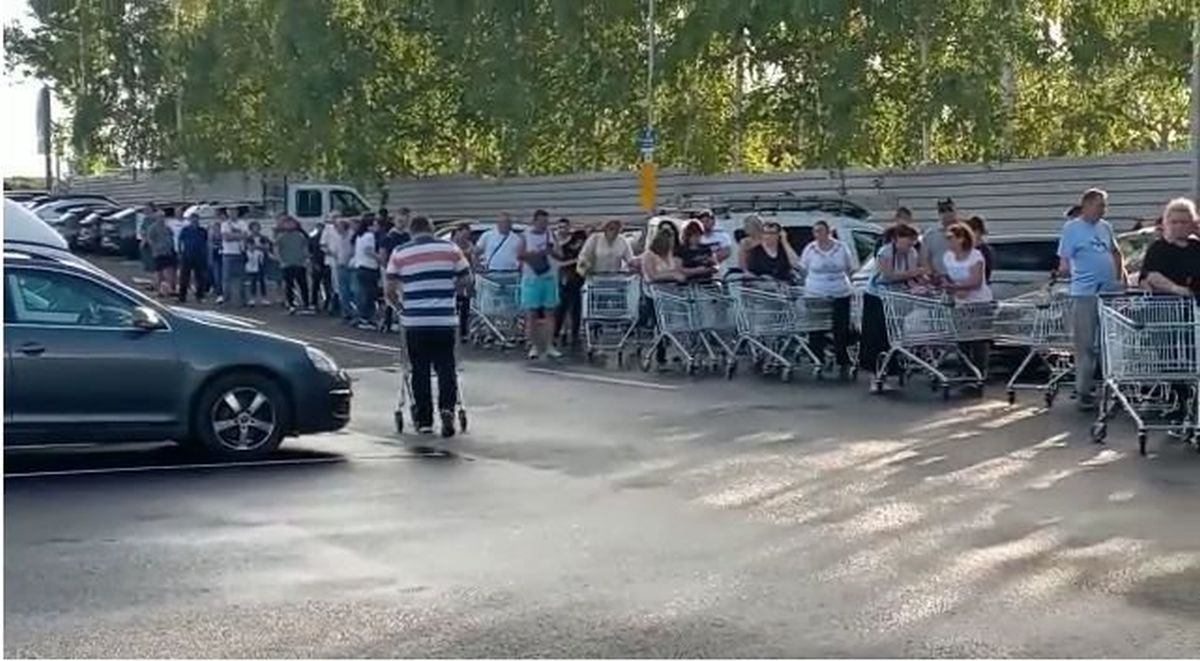 Cozi de nedescris la deschiderea unui nou magazin LIDL. Oferta de nerefuzat a magazinului