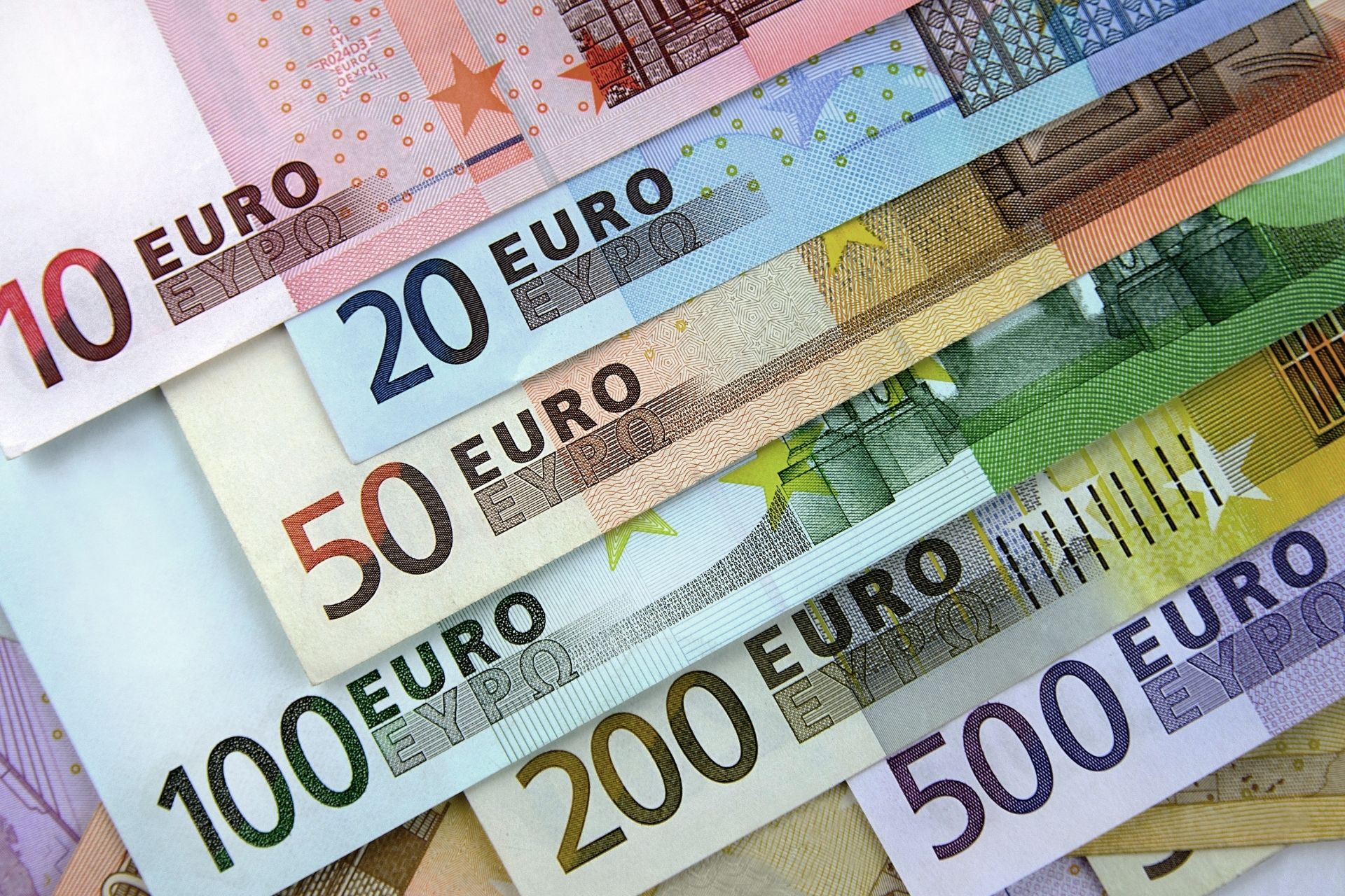 Curs BNR miercuri, 20 iulie 2022. Ce valori înregistrează euro și dolarul