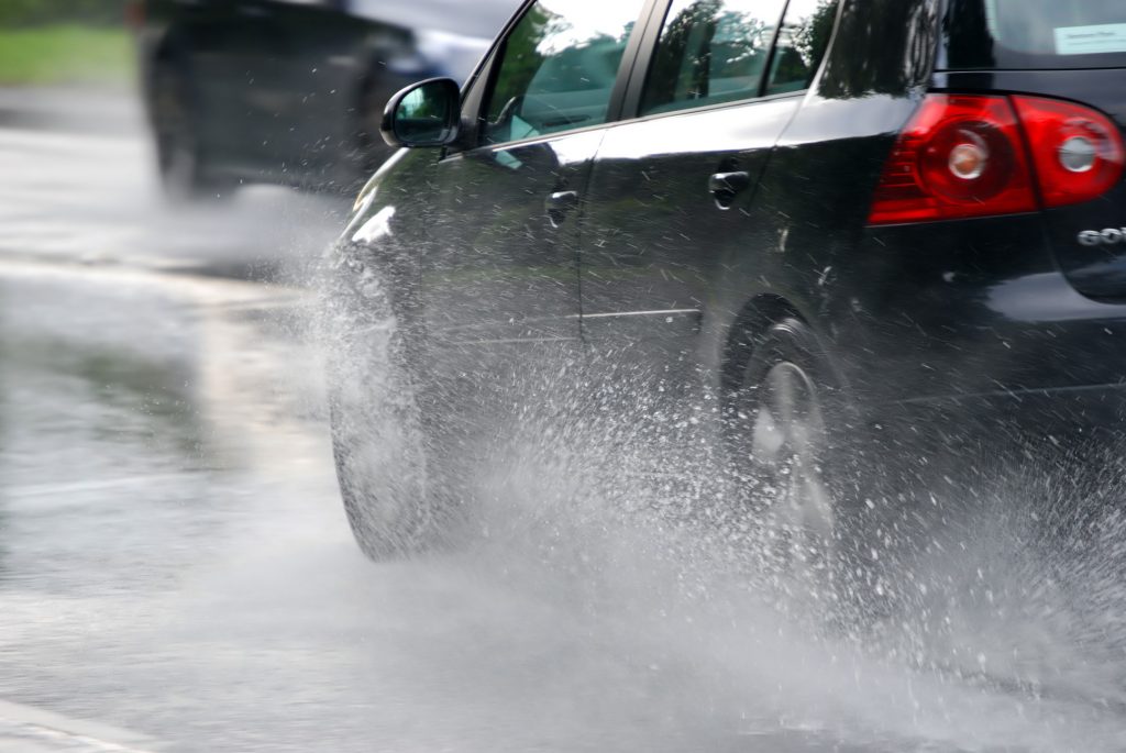 De ce ar trebui să speli maşina imediat după ploaie. Pericolul la care îţi expui autoturismul dacă nu faci asta