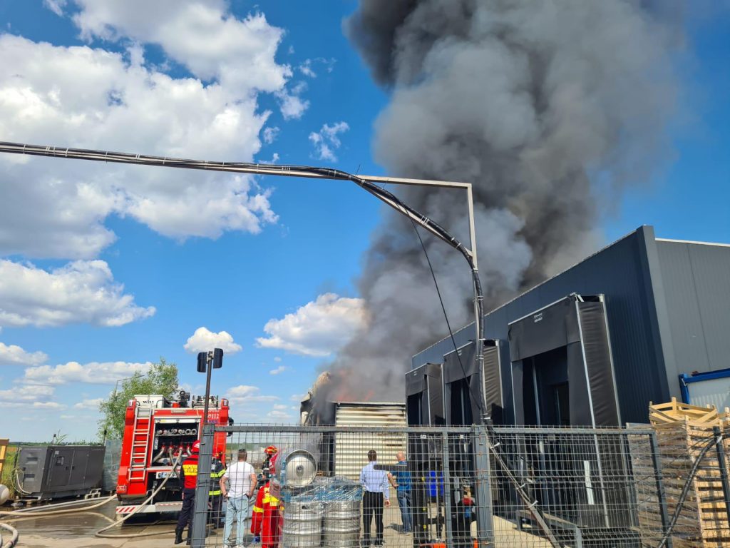 Incendiu de proporţii la Therme Bucureşti. Pompierii încearcă să stingă flăcările. Video