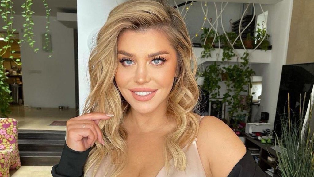 Loredana Groza, ipostază provocatoare pe scenă. Gestul făcut de vedetă chiar în fața lui Smiley