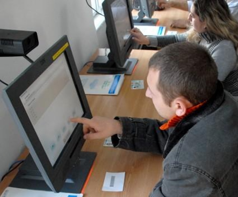 Metoda ingenioasa gasita de cativa romani pentru a trece examenul pentru permis auto. Asa nu dadeau deloc de banuit