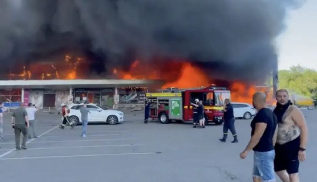 Momentul în care ruşii au bombardat mall-ul din Kremenciuk, filmat. Părinţii fug cu cei mici în braţe, oamenii se aruncă în apă. Video