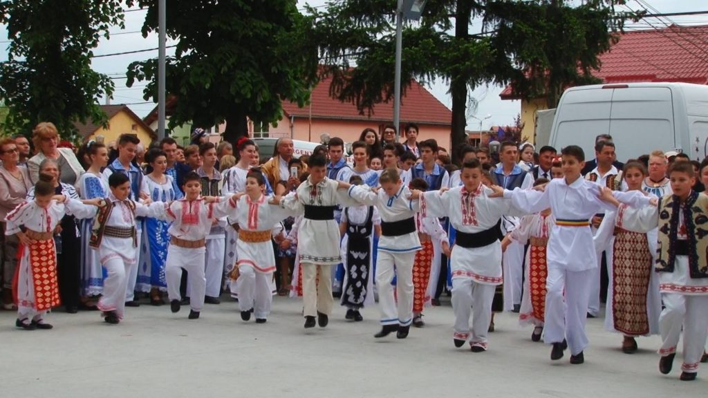 Rusalii în Banat. Cum și ce pregătesc sătenii pentru „goșci”. Prăjitură “Lepa Brena”, zupă și “rinflaish”