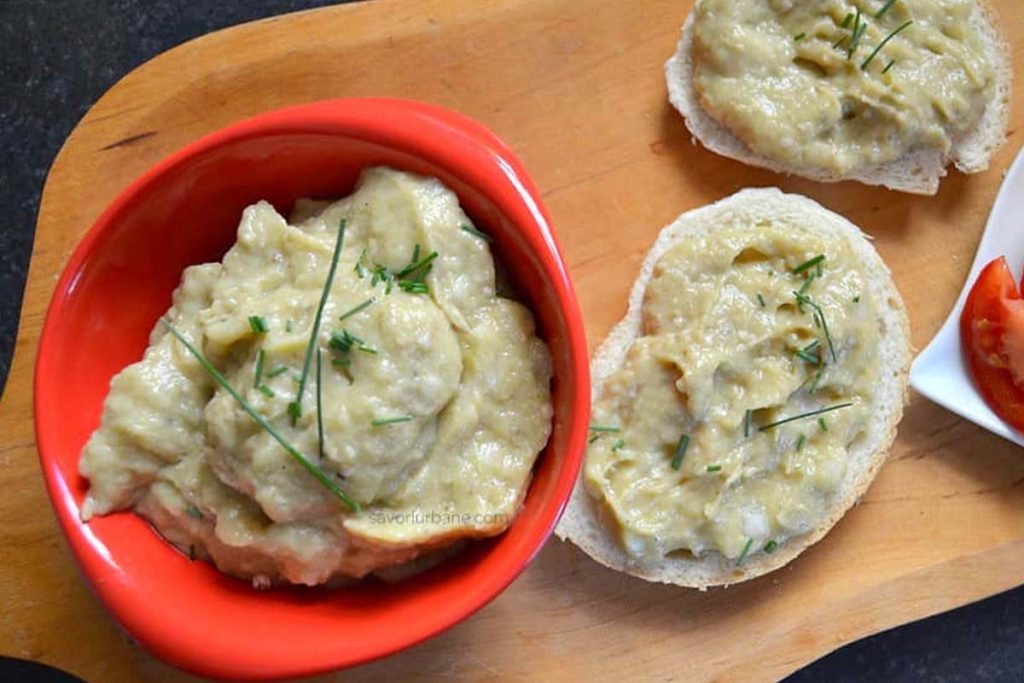 Secretul celei mai pufoase salate de vinete. Cu ce trebuie să le stropești după ce le-ai copt