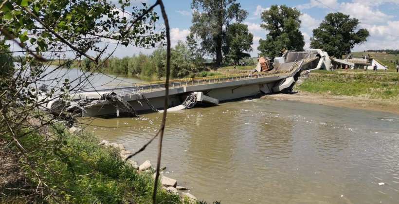 Un pod din judetul Neamt s-a prabusit. Doua masini erau in tranzit in momentul incidentului