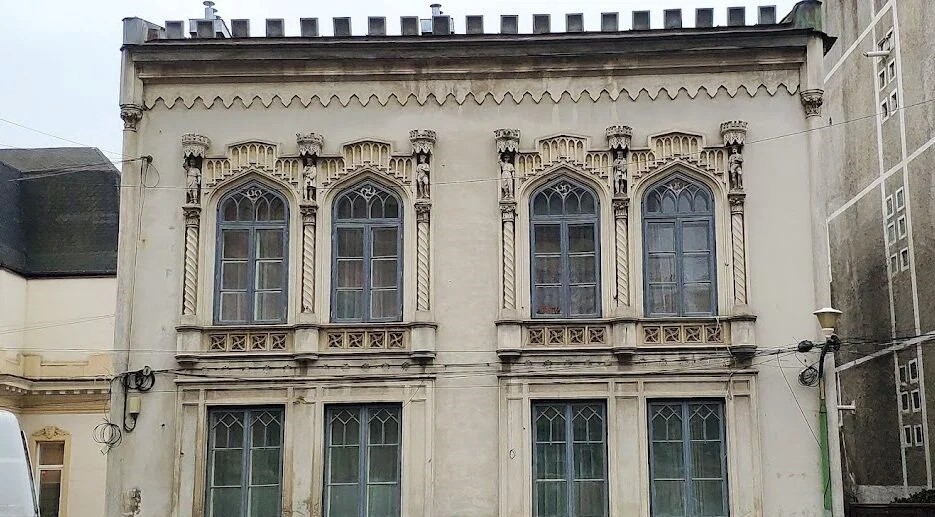 Una dintre cele mai vechi clădiri din București, scoasă la vânzare pentru un preț fabulos