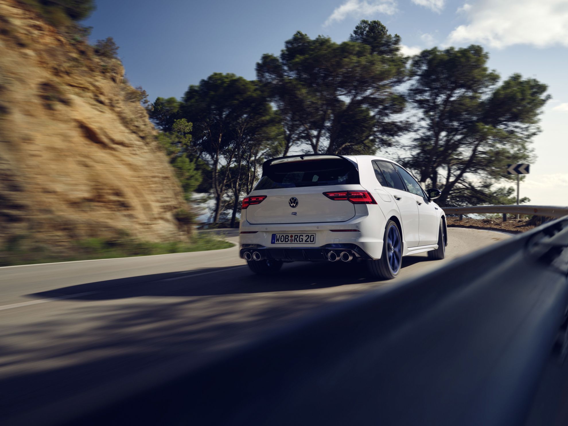 Volkswagen a prezentat oficial cel mai puternic Golf R produs la Wolfsburg. Modelul poate fi comandat doar în acest an