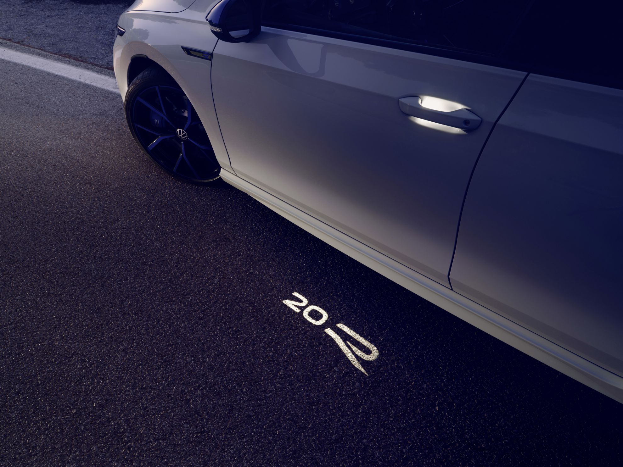Volkswagen a prezentat oficial cel mai puternic Golf R produs la Wolfsburg. Modelul poate fi comandat doar în acest an