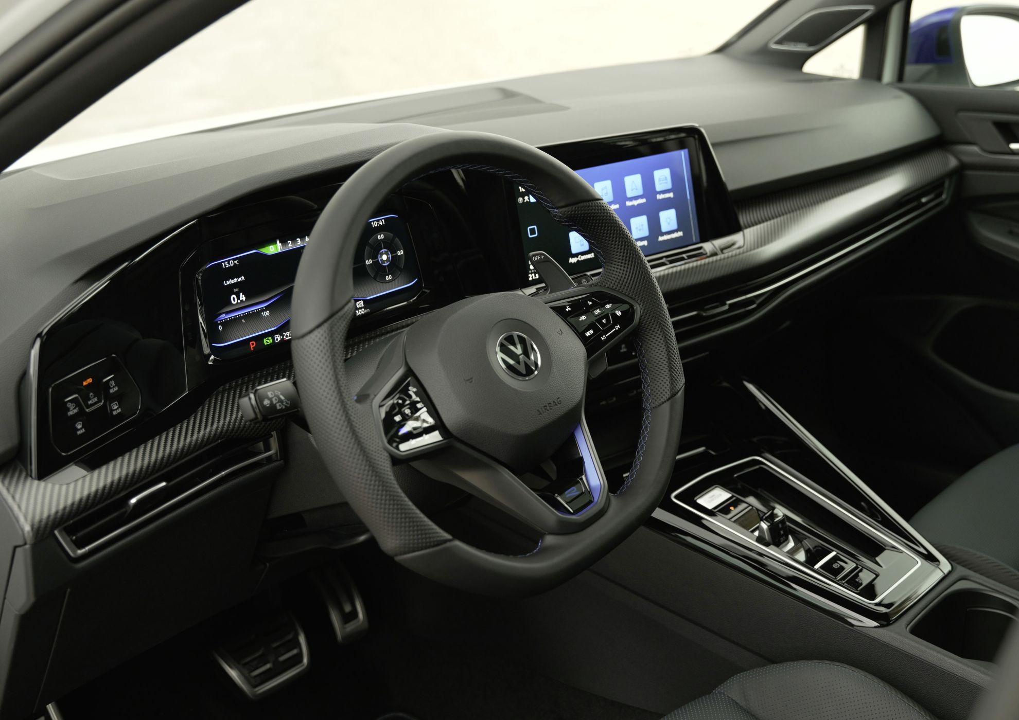 Volkswagen a prezentat oficial cel mai puternic Golf R produs la Wolfsburg. Modelul poate fi comandat doar în acest an