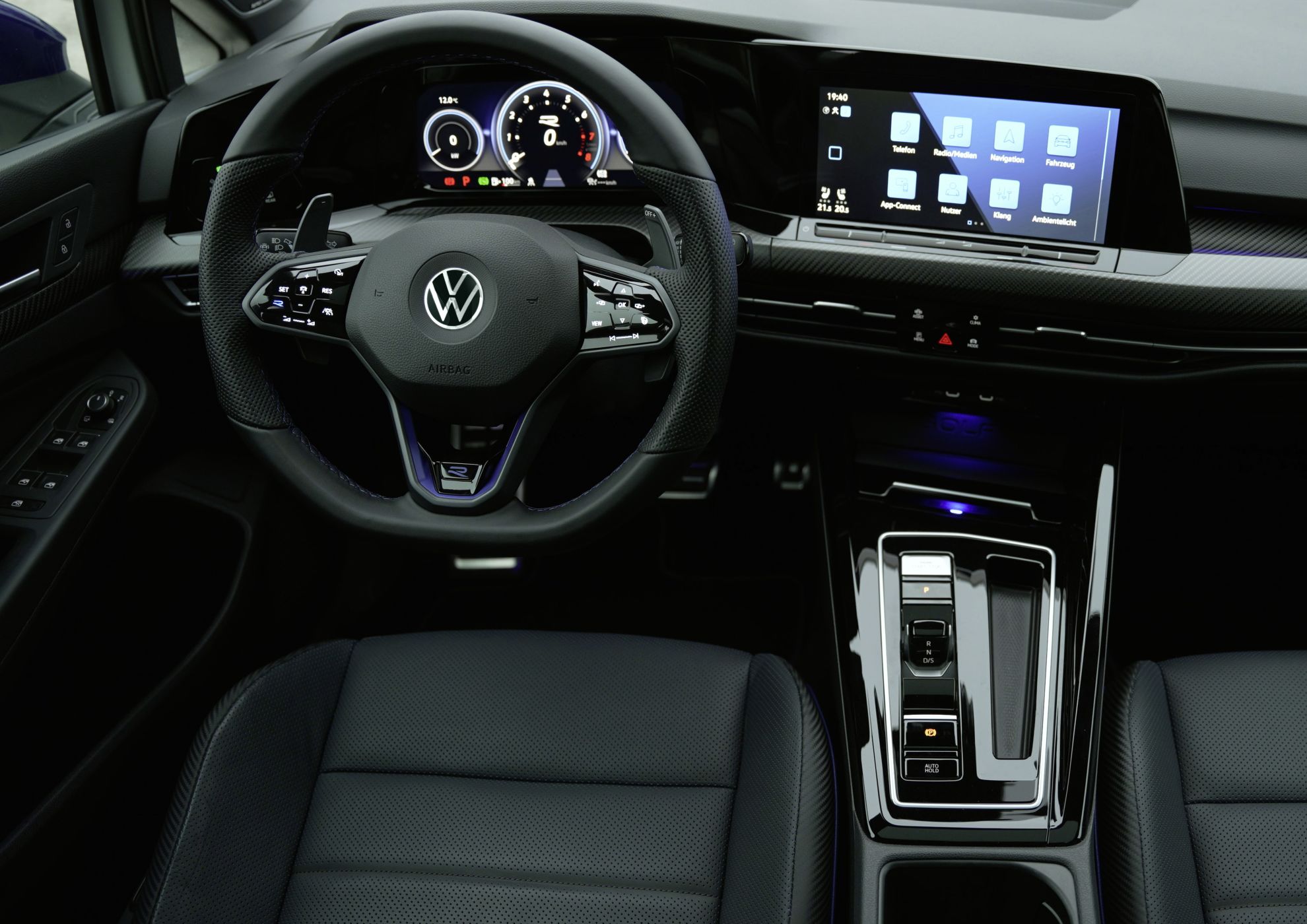 Volkswagen a prezentat oficial cel mai puternic Golf R produs la Wolfsburg. Modelul poate fi comandat doar în acest an