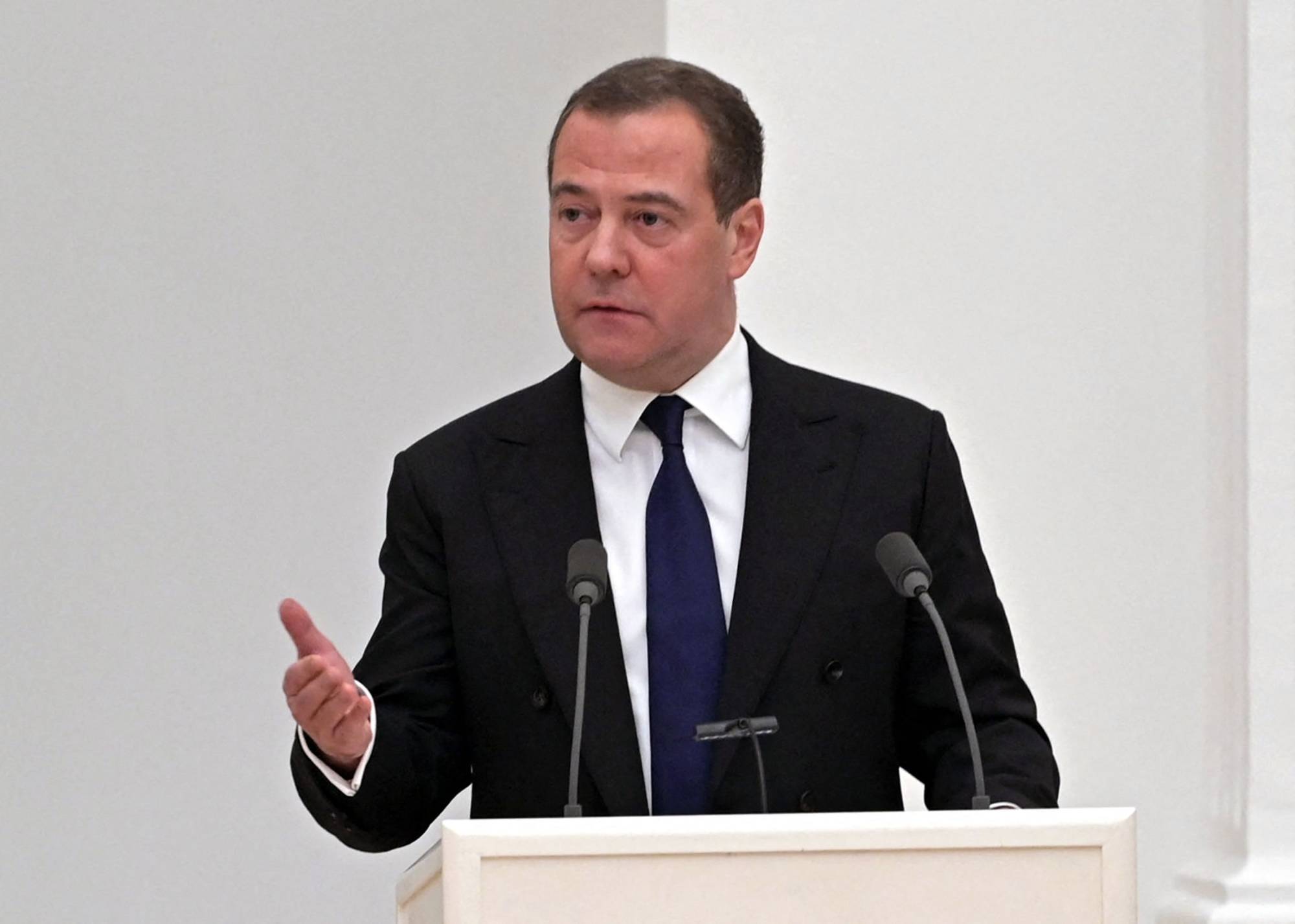 Dmitri Medvedev spune că SUA ar trebui să cerșească negocieri despre armele nucleare. „Să se târască și să ne ceară acest lucru”