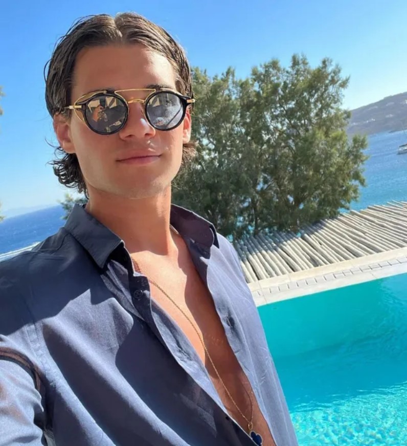 Ianis Hagi în vacanță pe „insula miliardarilor”. Ce a făcut fotbalistul alături de iubita sa