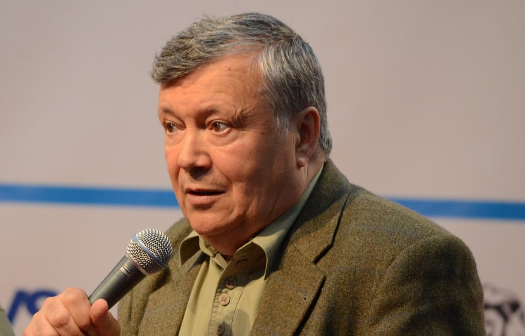 Alexandru Mironov a rămas și el fără certificatul de revoluționar. Îi numea bandiți pe manifestanții anti-Ceaușescu. Prima reacție: “Le doresc să stea în fața armelor cu glonț pe țeavă”