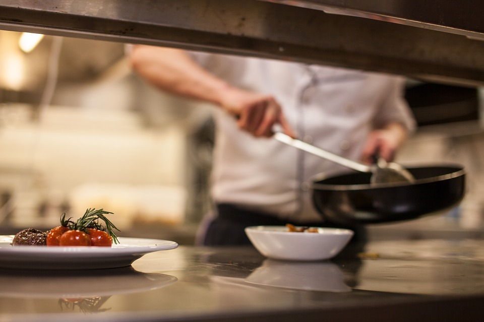 Amenzi de sute de mii de lei în prima săptămână de controale pe litoral. Ce au găsit inspectorii ANSVSA în restaurante