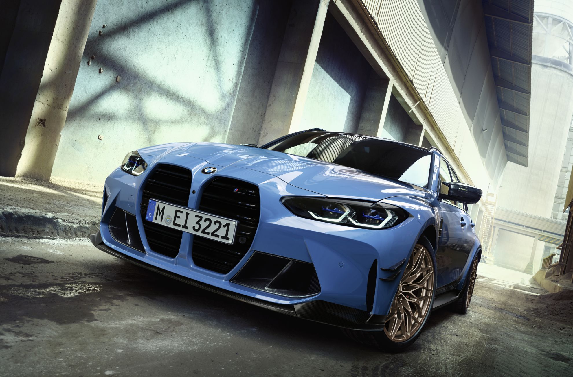 BMW M3 Touring poate fi personalizat cu componente M Performance. Printre opțiuni se numără și sistemul de evacuare din titan 