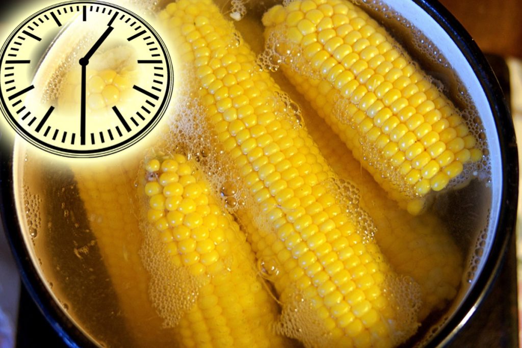 Cât timp se fierbe porumbul, de fapt. Trucul gospodinelor pentru ca boabele să fie moi cât ai clipi