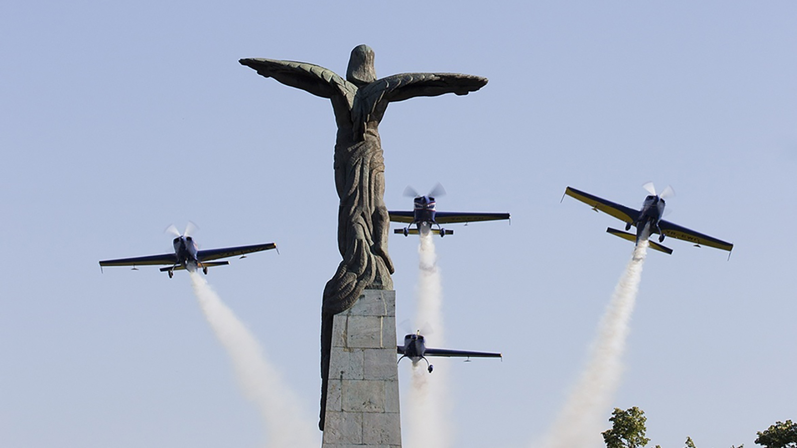 Cerul Capitalei, impanzit de avioane de lupta. Pilotii se antreneaza pentru Ziua Aviatiei, cand si unde pot fi admirate 1