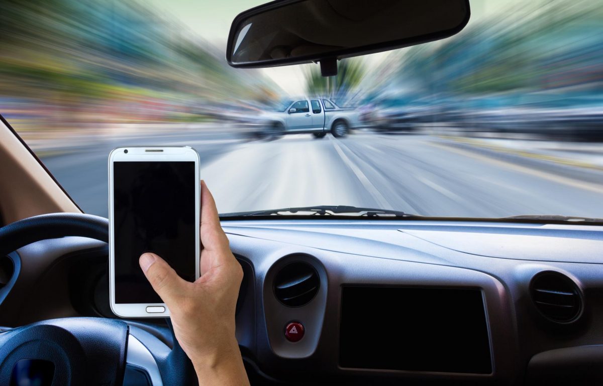 Cu cat sunt amendati conducatorii auto care vorbesc la telefon fara sa utilizeze un sistem handsfree