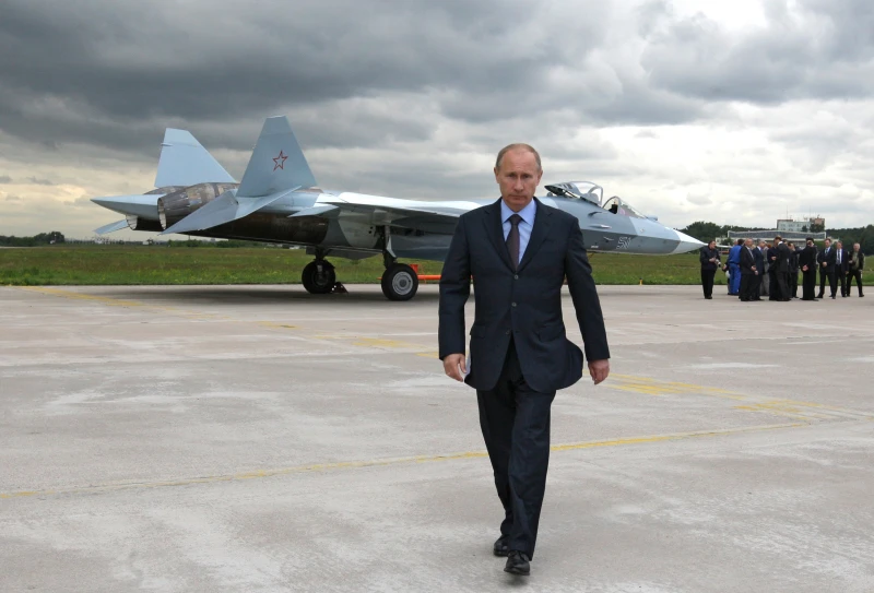 De ce nu isi misca Vladimir Putin mana dreapta, de fapt. Detaliul care a trecut neobservat pentru multi